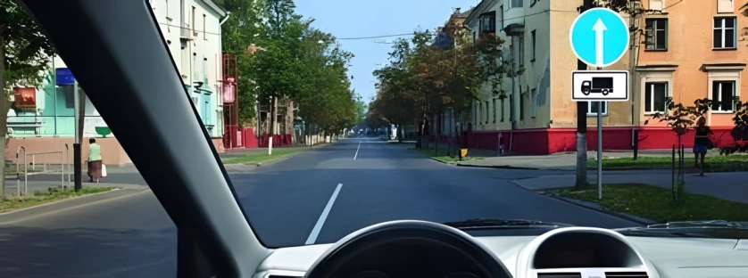 Թեթև մարդատարի վարորդին ո՞ր ուղղությամբ է թույլատրվում երթևեկել այս իրավիճա… · Ճանապարհային նշաններ և գծանշումներ · 4/130․ պաշտոնական նկար